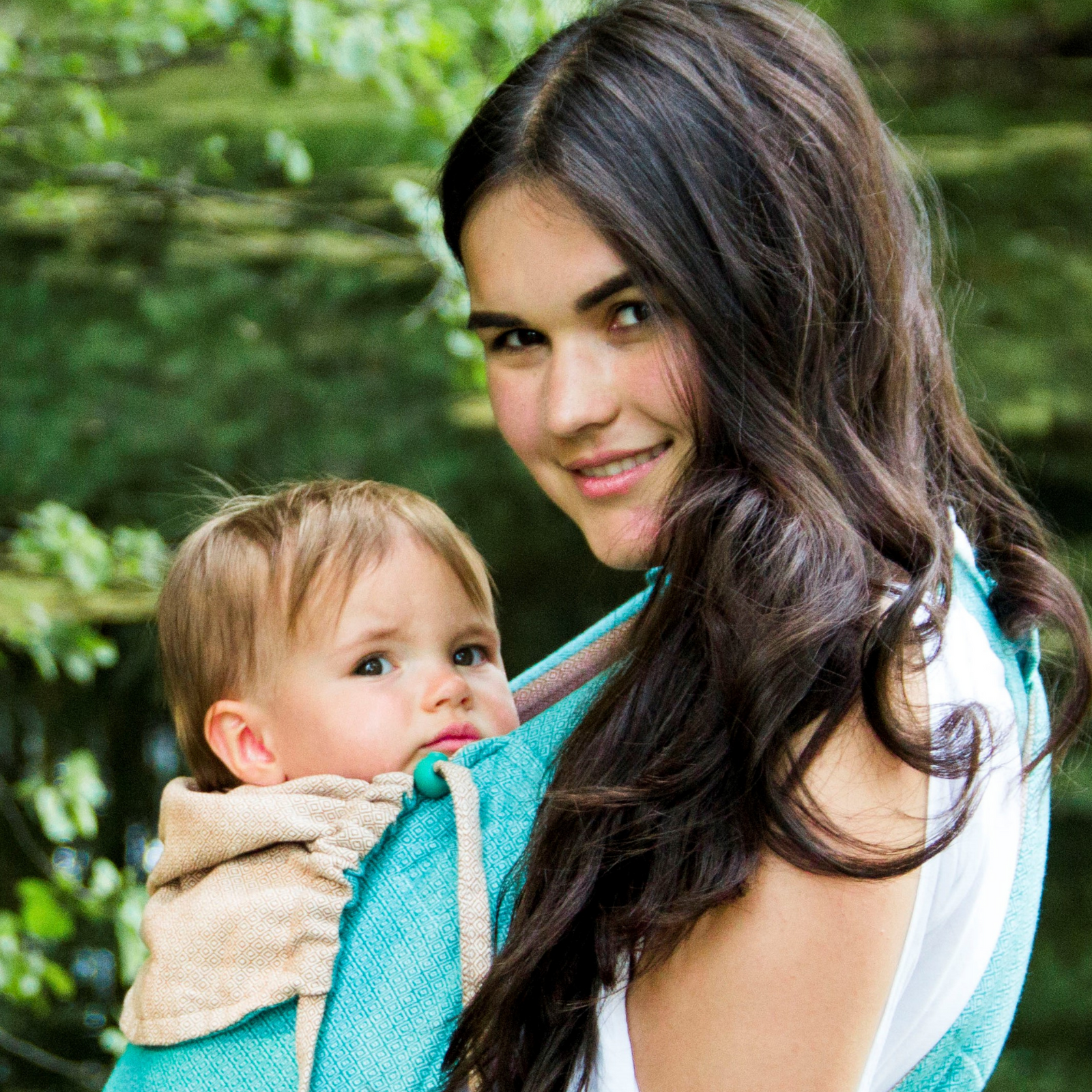 MySol Caribe schönes Tragebild Frau mit braunen Haaren, süßes Baby in der Trage