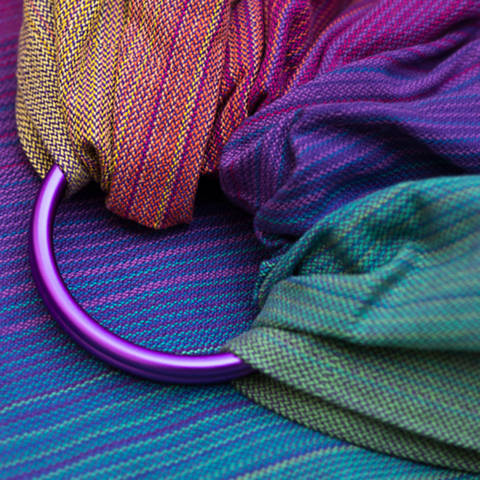 Ringsling Paradise by Risaroo von Girasol. Lila Ringe auf farbenfrohem Stoff