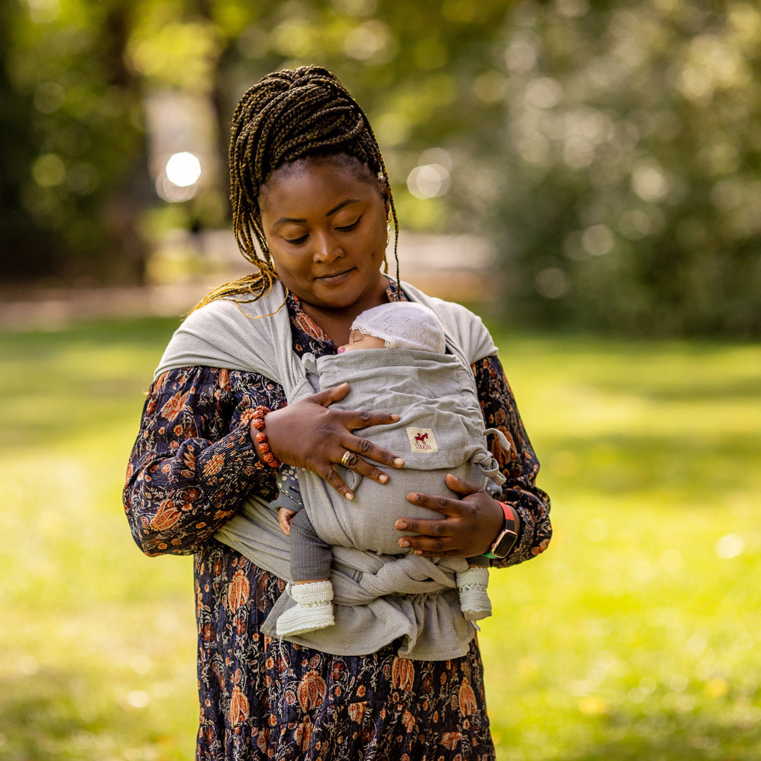 WrapMysol Grau Fischgrat Tragebild im Park