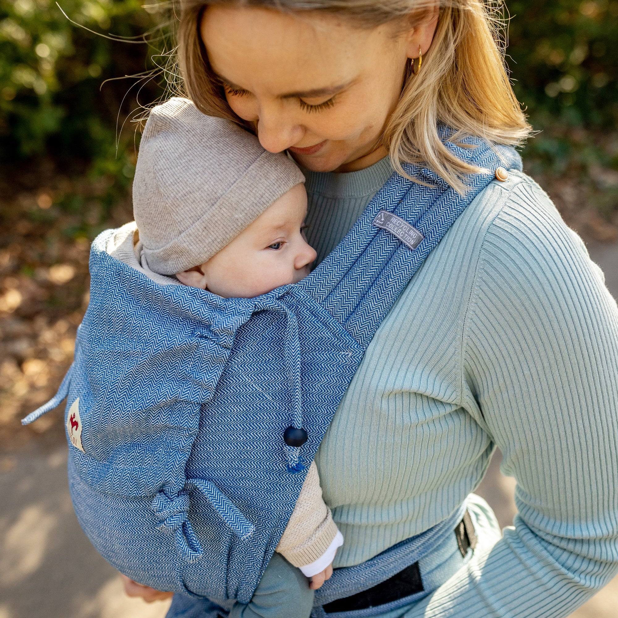 MySol Babytrage Blue Tweed Mutter mit Kind